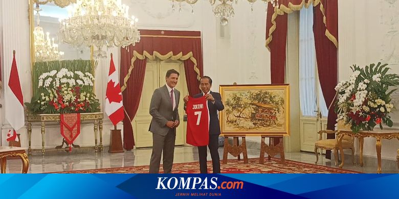 Gathered at the Palace, Jokowi received a basketball jersey as a gift from the Canadian Prime Minister