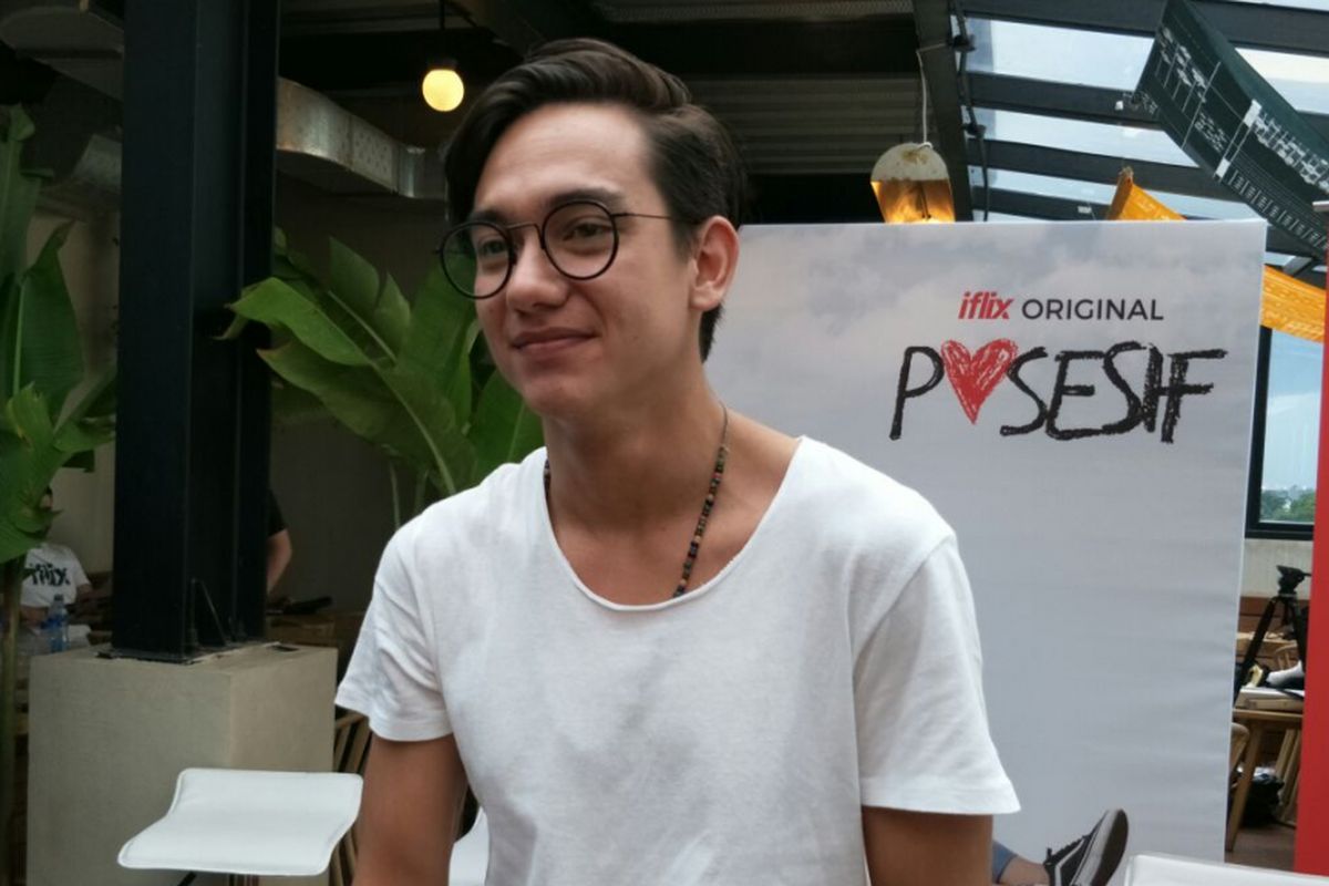 Adipati Dolken hadir dalam jumpa pers peluncuran film Iflix Original: Posesif di Hotel Monopoli, Kemang, Jakarta Selatan, Rabu (7/3/2018).