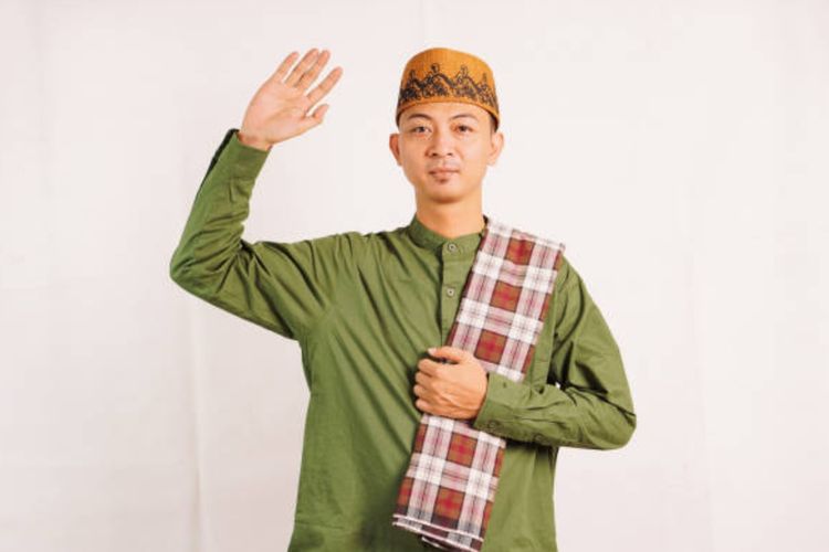 4 Tips Mix and Match Outfit Pria untuk Idul Adha