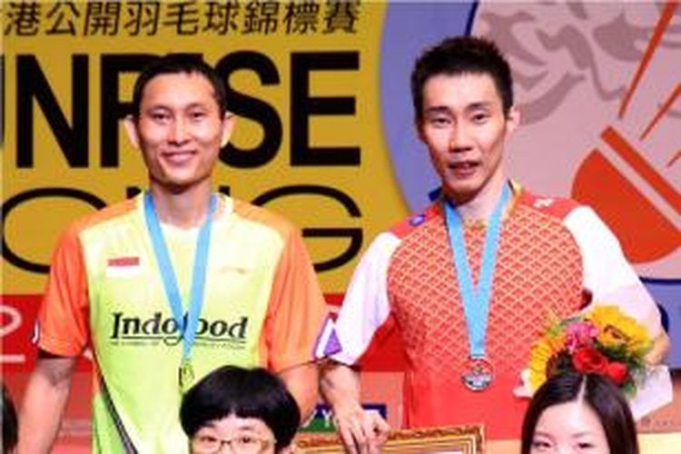 Tunggal putra Indonesia, Sony Dwi Kuncoro (kiri) sebagai runner-up Hongkong Open Superseries 2013, berdiri di podium bersama sang juara, Lee Chong Wei, di Hongkong Coliseum, Minggu (24/11/2013).