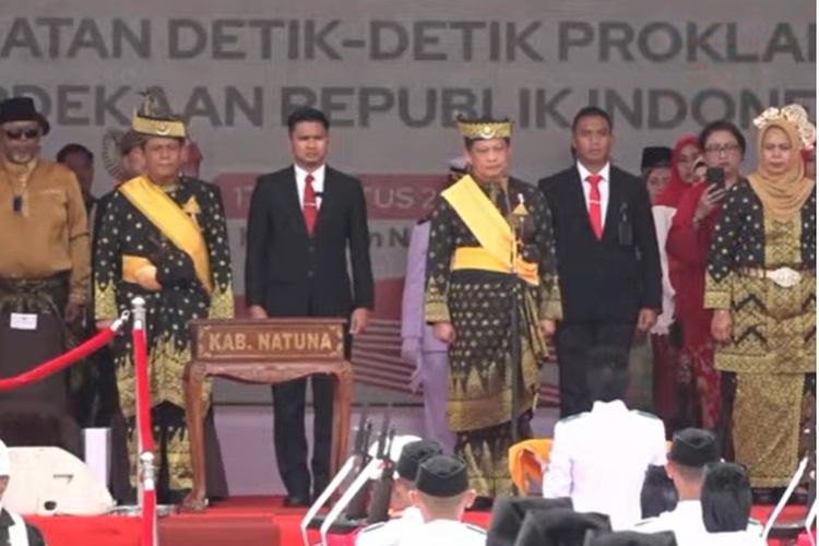 

Menteri Dalam Negeri yang juga Kepala BNPP, Muhammad Tito Karnavian memimpin upacara Detik-detik Proklamasi di Pulau Natuna Kepaluan Riau, Kamis (17/8/2023).
