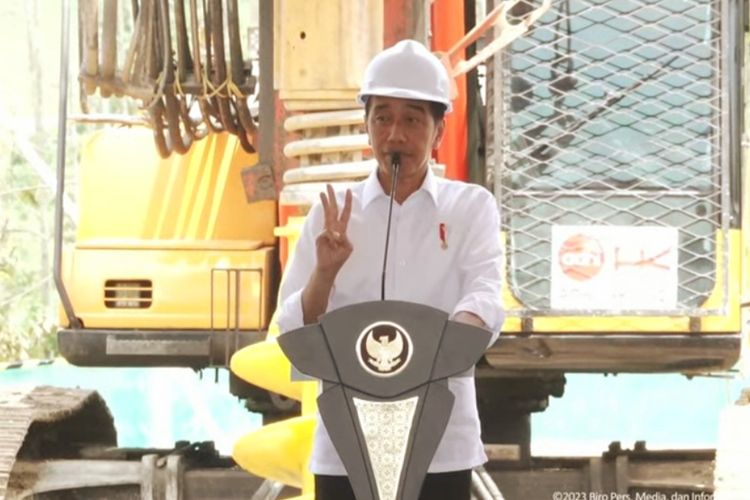 Presiden Joko Widodo saat memberi sambutan ketika melakukan groundbreaking atau peletakan batu pertama pembangunan Rumah Sakit Umum Pusat (RSUP) di Ibu Kota Nusantara (IKN) yang berada di Penajam Paser Utara, Kalimantan Timur pada Rabu (20/12/2023).