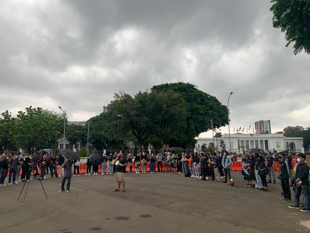 Massa Gelar Aksi Solidaritas di Istana: Pak Jokowi, Usut Tuntas Tragedi Kanjuruhan!