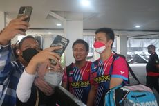 Saat Ahsan/Hendra Sambut Ramah Fans yang Ajak Berswafoto....