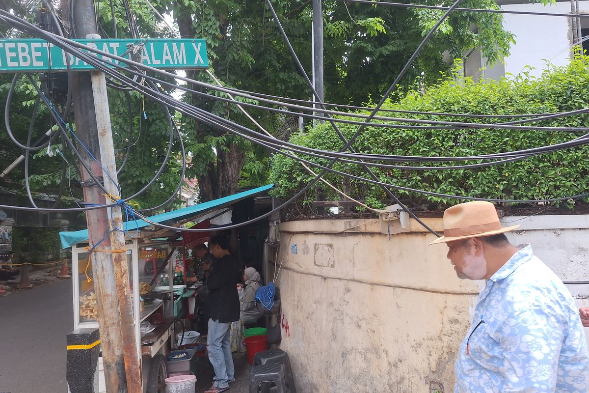 Kabel di Tebet Menjuntai Usai Perbaikan Trotoar