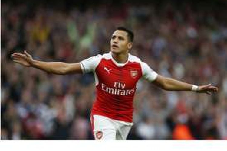 Striker Arsenal, Alexis Sanchez, melakukan selebrasi setelah mencetak gol pembuka timnya ke gawang Chelsea pada pertandingan Premier League di Stadion Emirates, London, Sabtu (24/9/2016).