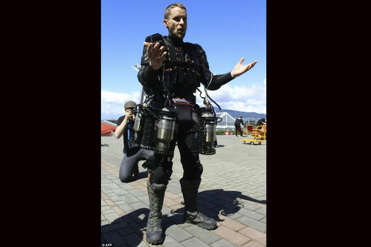 Seorang penemu asal Inggris Richard Browning terangkat dari pantai Vancouver Harbour, Kamis (27/4/2017), dengan jas terbang pribadi yang diilhami aksi di komik superhero Iron Man.