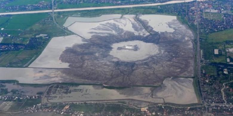 Area yang terkena dampak lumpur Lapindo di Sidoarjo, Jawa Timur, terlihat dari udara, awal Maret lalu. Hampir sembilan tahun setelah semburan lumpur berlangsung, pembayaran ganti rugi kepada warga yang terkena dampak lumpur tersebut belum seluruhnya tuntas. 