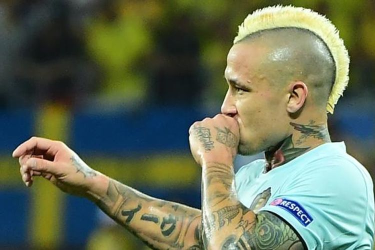 Radja Nainggolan merayakan gol Belgia ke gawang Swedia pada penutup Grup E Piala Eropa di Stadion Allianz Riviera, 22 Juni 2016.