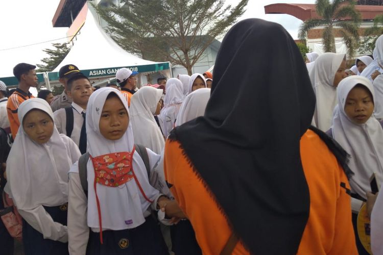 83 pelajar dari Madrasah Tsanawiyah (MTS) Darul Falah Tanjung Bulan, Kabupaten Ogan Ilir dilarang masuk ke kompleks Jakabaring Sport CIty (JSC) untuk menonton pertandingan tenis, Selasa (28/8/2018).