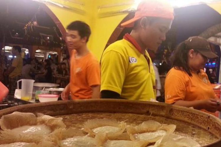 Serabi Solo Notosuman Ny. Handayani di festival makanan Kampoeng Tempo Doeloe, La Piazza Kelapa Gading, Kamis (14/5/2015). Selain serabi, beragam kuliner khas nusantara tersaji di sini mulai 13 Mei hingga 7 Juni 2015.