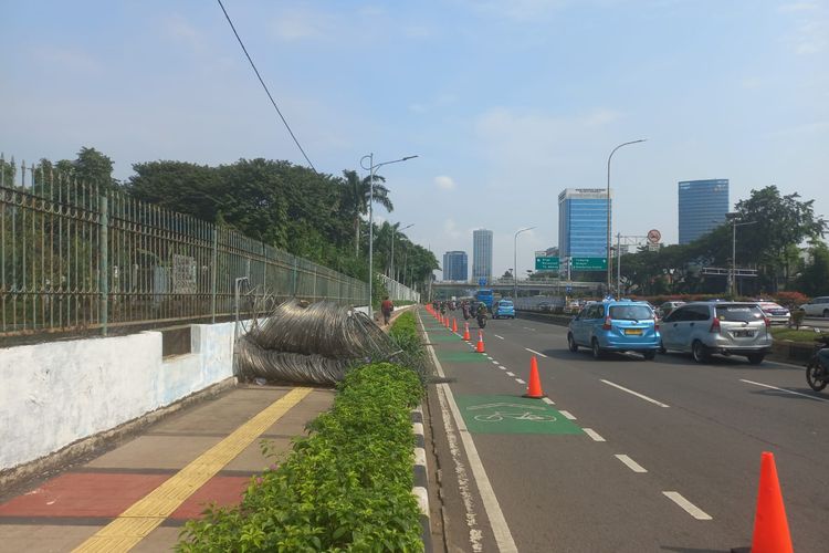 Arus lalu lintas di Jalan Gatot Subroto mengarah Gedung DPR/MPR masih normal, Senin (11/4/2022).