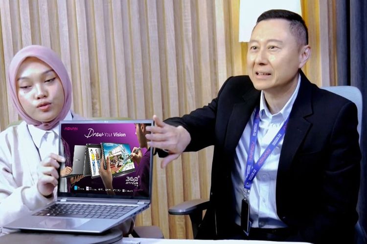 CEO Advan, Chandra Tansri, meluncurkan laptop Advan 360 Stylus Pro