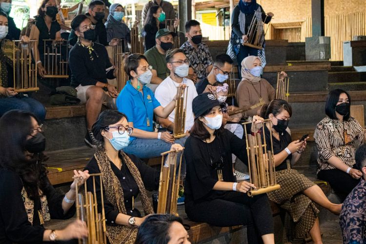 Kegiatan yang dilaksanakan oleh Himpunan Humas Hotel Bandung di Saung Angklung Udjo, Minggu (21/3/2021)