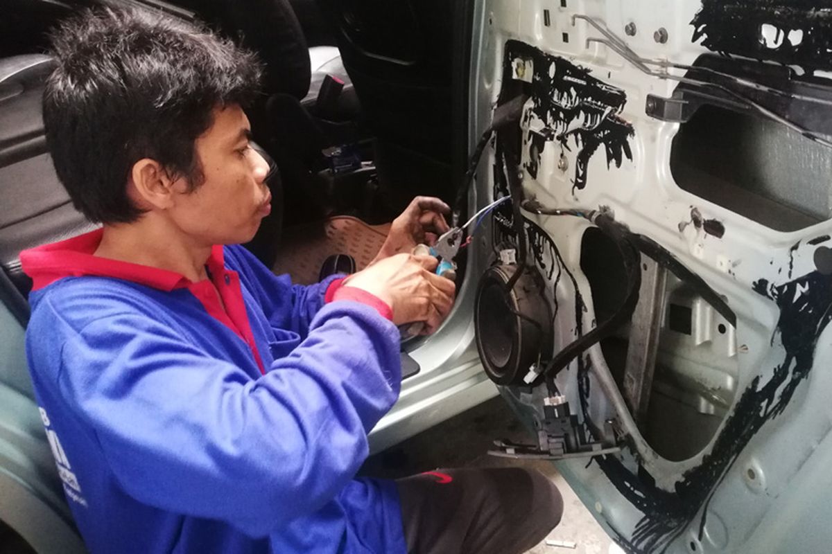 Seorang teknisi tengah memperbaiki power window yang rusak di bengkel Berdikari Jaya, Solo, Jawa Tengah (Jateng).