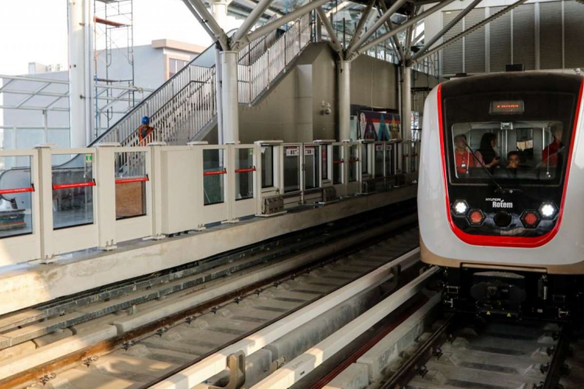 Suasana uji coba Light Rail Transit (LRT) Jakarta di Stasiun Velodrome, Jakarta, Rabu (12/9/2018). LRT rute Velodrome hingga Kelapa Gading tersebut sedang dilakukan uji coba terbatas tahap I yang berlangsung hingga 14 September 2018.