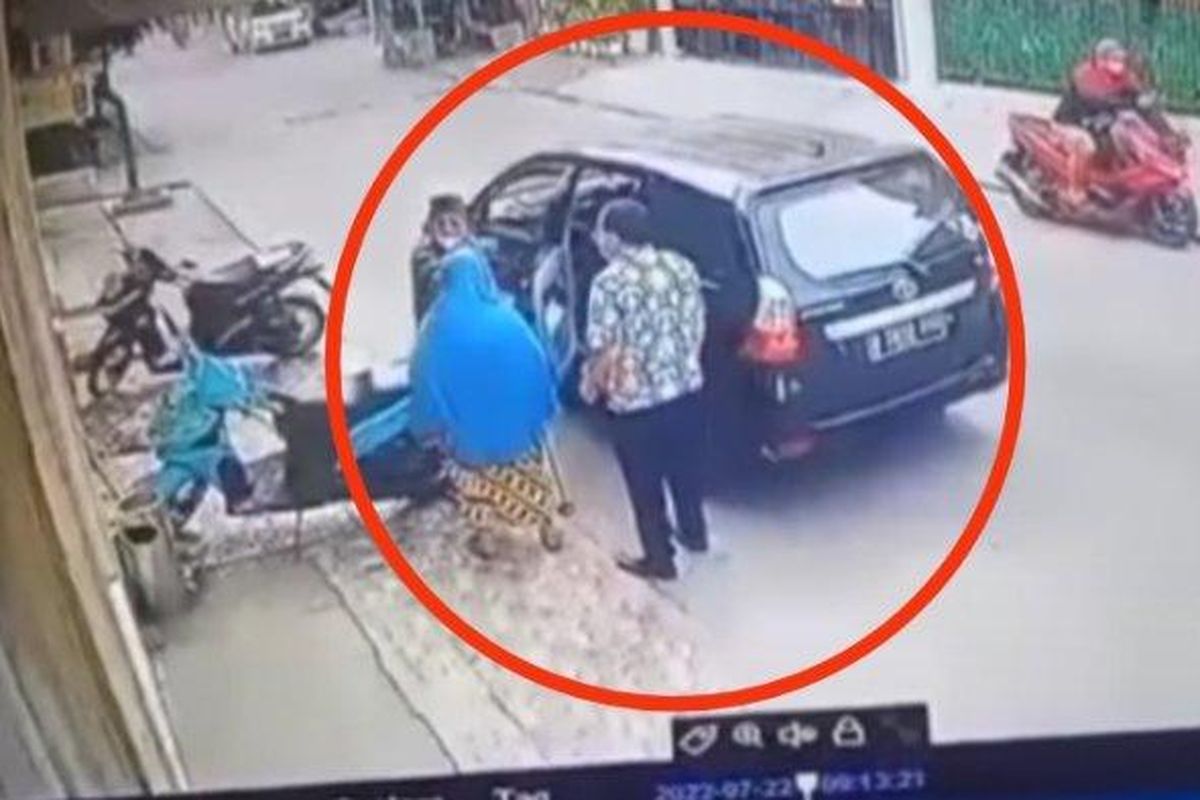 Tangkapan layar CCTV yang merekam aksi empat pelaku penipuan bermodus kasih bantuan di Koja - Aksi penipuan oleh empat orang pria yang mengendarai mobil minibus terekam CCTV di Jalan Manggar Raya, Kelurahan Tugu Utara, Koja, Jakarta Utara, Jumat (22/7/2022). 