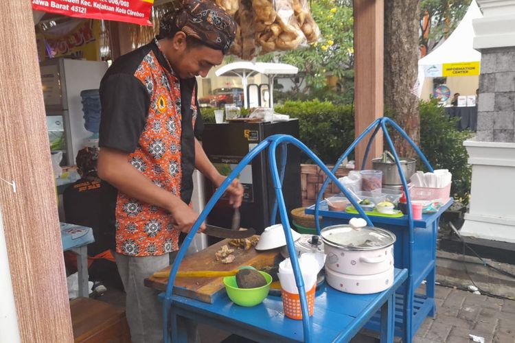 Penjual empal gentong di Festival Kuliner Gading Serpong. 