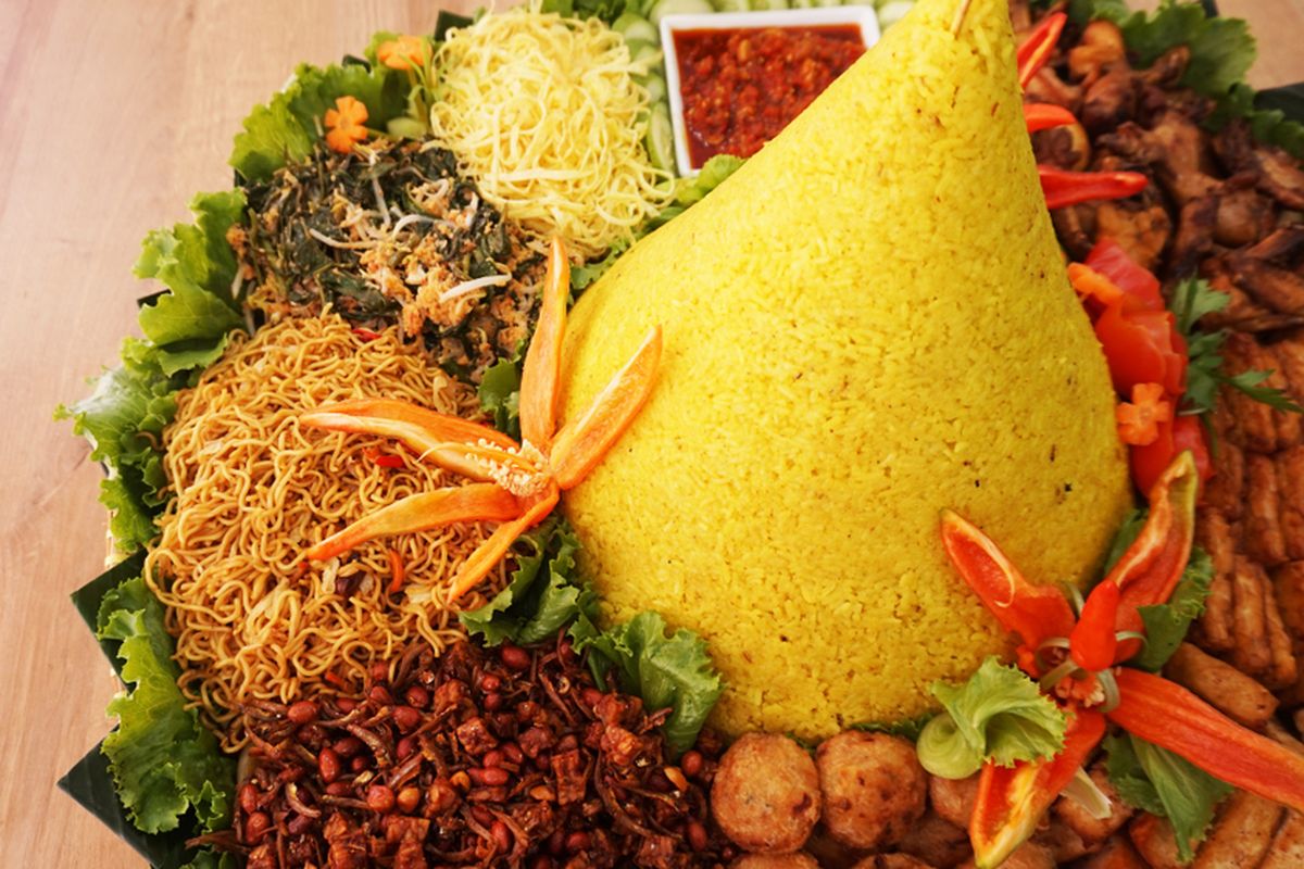 ilustrasi tumpeng nasi kuning. 