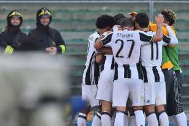 Para pemain Juventus merayakan gol Miralem Pjanic ke gawang Chievo Verona pada partai lanjutan Serie A di Stadion Bentegodi, Minggu (11/6/2016).
