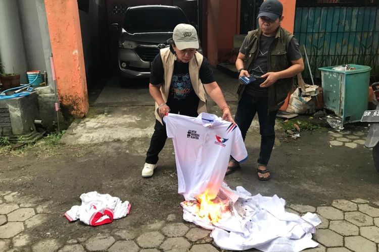 Pengurus lama partai Perindo saat membakar atribut baju Perindo, Jumat (12/2/2023)
