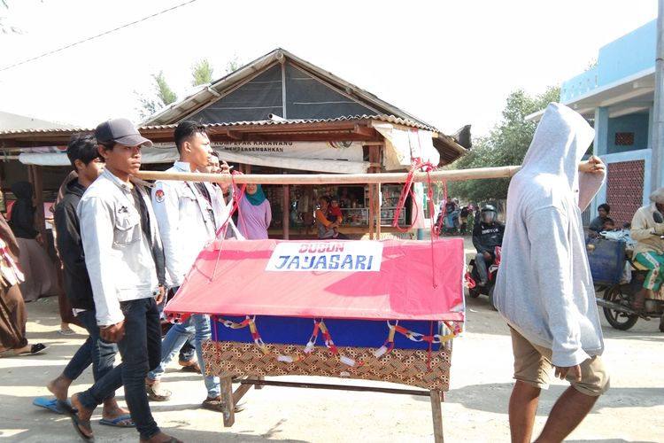 Warga mengarak tumpengan dan dongdang untuk nadran laut di Pantai Sedari, Desa Sedari, Kecamatan Cibuaya, Kabupaten Karawang, Sabtu (21/9/2019).