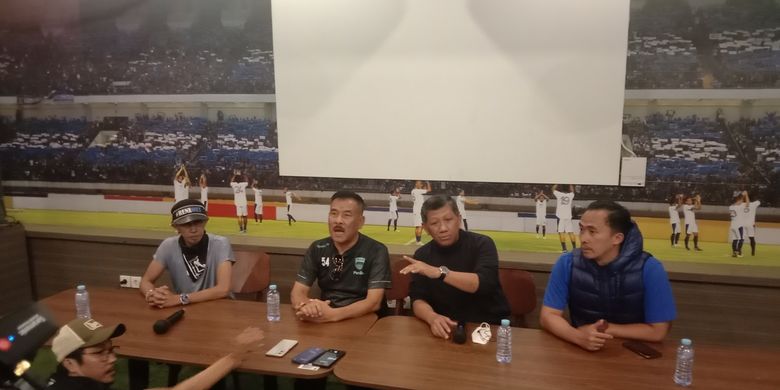 Komisaris PT Persib Bandung Bermartabat (PBB) Umuh Muchtar pastikan bahwa Robert Rene Alberts mundur dari kursi pelatih Persib Bandung. Hal itu diungkapkannya saat konferensi pers di Graha Persib, Rabu (10/8/2022).