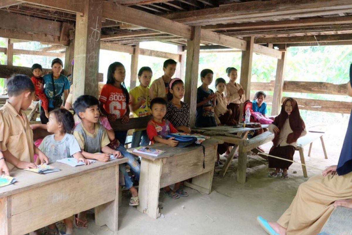 Anak-anak di kampung Bara-baraya, Dusun Tenete Bulu, Desa Bonto Manurung, Kecamatan Tompo Bulu, Kabupaten Maros, Sulawesi Selatan, semangat belajar membaca dan menulis di sekolah kolong rumah.