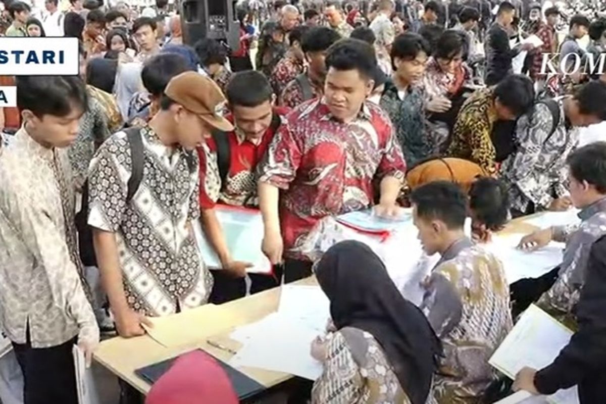 Momen pembagian Ijazah para siswa di Jakarta yang tertahan oleh sekolah dengan berbagai alasan. Pembagian ini berlangsung di halaman gedung Balai Kota Jakarta, Jumat (2/4/2025).