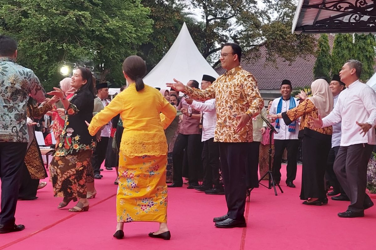 Gubernur DKI Jakarta Anies Baswedan saat menunjukkan kebolehannya menari bersama sejumlah anak buahnya di depan Pendopo Balai Kota DKI Jakarta, Jakarta Pusat, Jumat (14/10/2022) sore.