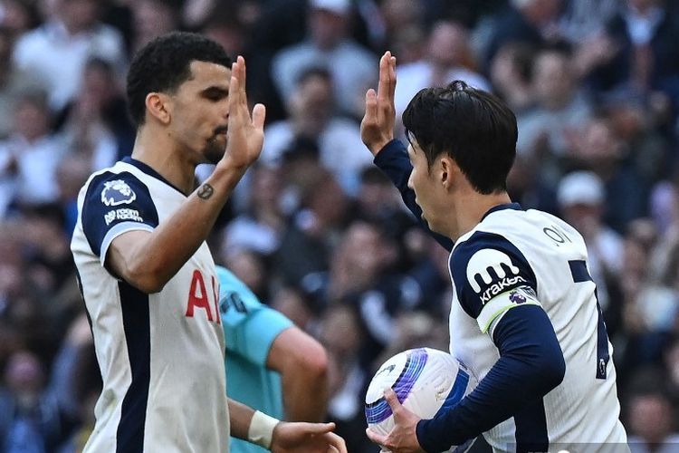 Striker Tottenham Hotspur asal Korea Selatan #07 Son Heung-Min (Kanan) merayakan gol bersama striker Tottenham Hotspur asal Inggris #19 Dominic Solanke (Kiri) setelah mencetak gol kedua mereka dari titik penalti selama pertandingan sepak bola Liga Primer Inggris antara Tottenham Hotspur dan Bournemouth di Stadion Tottenham Hotspur di London, pada 9 Maret 2025.