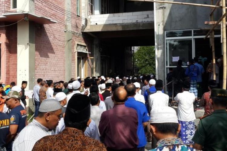 Sejumlah pelayat yang memadati Pondok Pesantren Al-Hikam, Kota Malang untuk menshalati KH Hasyim Muzadi yang baru saja meninggal dunia, Kamis (16/3/2017)