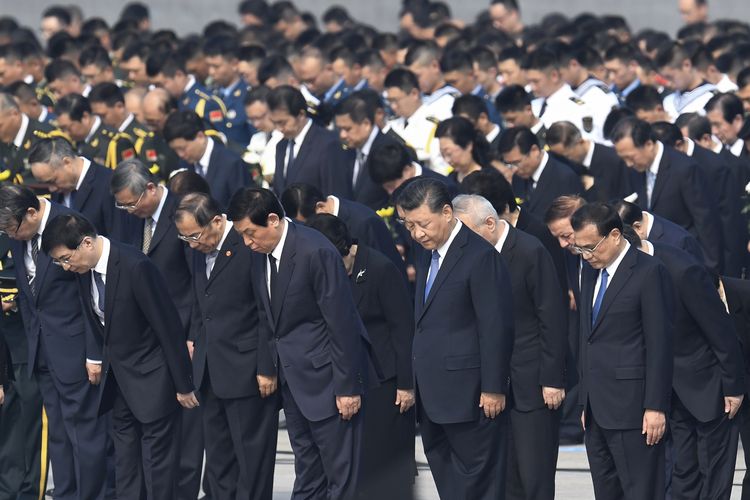 Presiden China Xi Jinping (dua dari kanan) bersama petinggi lainnya membungkuk sebagai bentuk penghormatan di makam pendiri China modern Mao Zedong jelang peringatan 70 tahun pemerintahan komunis Senin (30/9/2019).