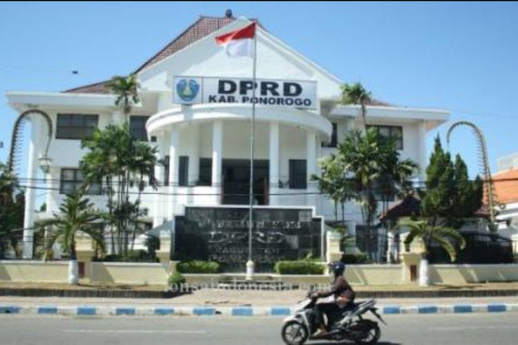 Pimpinan DPRD Kabupaten Ponorogo tidak akan mendapat fasilitas mobil dinas karena dalam kesepakatan antara pemerintah daerah dengan legislatif lebih memilih tunjangan transportasi. Besaran tunjangan transportasi tahun ini masih sama antara pimpinan dengan unsur pimpinan, pemerintah daerah masih akan melakukan perhitungan apraisal terkait besaran tunjangan transportasi.