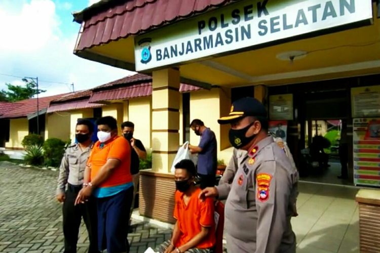 Dua tersangka pembunuhan dihadirkan saat gelar perkara di Halaman Mapolsek Banjarmasin Selatan, Rabu (11/11/2020).