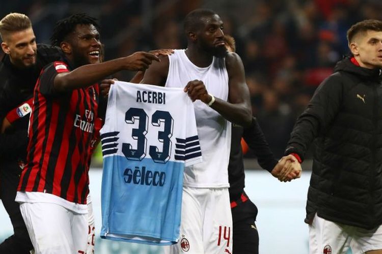 Bakayoko dan Kessie membentangkan kostum Acerbi ke hadapan pendukung AC Milan usai laga kontra Lazio, Selasa (16/4/2019)