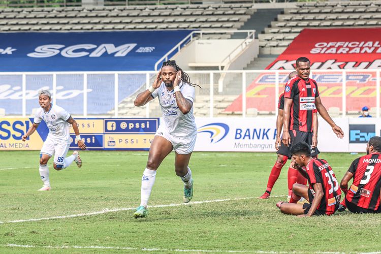 Selebrasil penyerang Arema FC, Carlos Fortes, seusai membobol gawang Persipura Jayapura dalam pertandingan Liga 1 di Stadion Madya, Jakarta, Rabu (29/9/2021). 