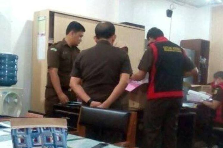 Penyidik Kejati Bengkulu saat melakukan penggeledahan di kantor Dinas Pekerjaan Umum dan Perumahan Rakyat dalam salah satu dugaan perkara korupsi.