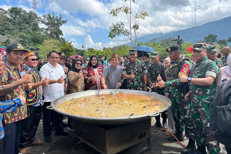 PLBN Aruk Jadi Pusat Masak Besar Kuali Merah Putih bersama Bobon Santoso