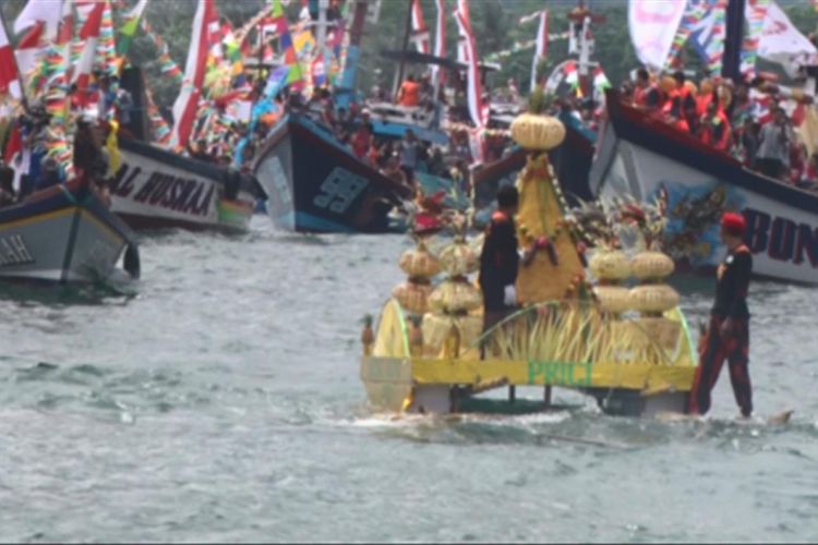 Para nelayan melakukan kegiatan rutin labuh laut, sebagai rasa syukur dengan hasil tangkapan yang melimpah. Pengusaha di bidang perikanan mendapat pemasukan signifikan karena cuaca sepanjang tahun cukup bersahabat.