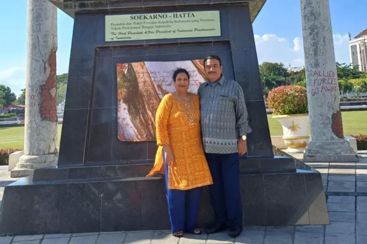 Sanyog Srivastava Ji dan istrinya berdiri di depan monumen nasional memperingati para pahlawan yang gugur dalam Pertempuran Surabaya.
