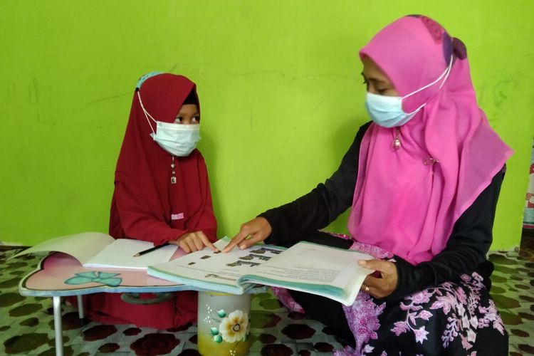 Dahlia (48), seorang Kepala Sekolah dan Guru MIN 1 Tanjung Jabung Barat Jambi yang terus konsisten memilih menghadapi tantangan meskipun kini ia divonis kanker payudara.