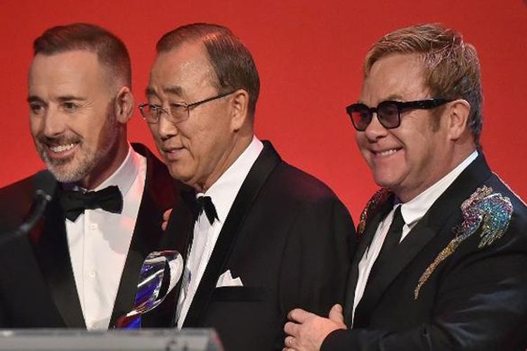 David Furnish, Ban Ki-Moon, and Sir Elton John di panggung acara the 15th Annual Elton John AIDS Foundation An Enduring Vision Benefit di Cipriani Wall Street, Rabu  2 November 2016 di New York.
