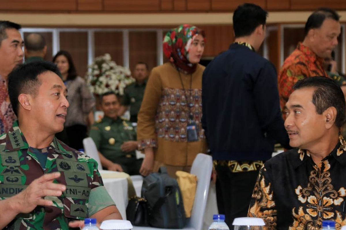 Direktur Keuangan Aangkatan Darat (AD) Brigadir Jendral (Brigjen) TNI Temas (kiri) dan Direktur Hubungan Kelembagaan Bank BRI Sis Apik Wijayanto (kanan) dan dalam acara pengesahan Perjanjian Kerja Sama (PKS) tentang Penggunaan dan Pemberian JasaPelayanan Bank bagi Kesatuan TNI AD.