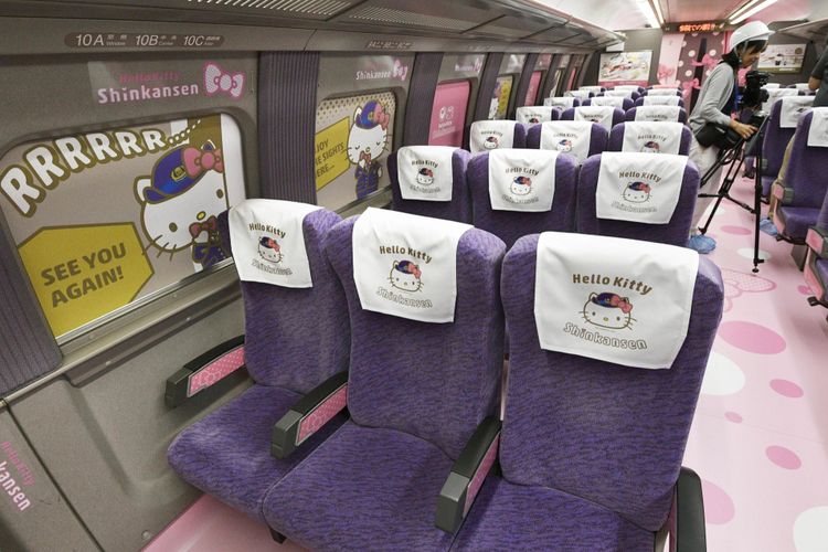 Interior kereta shinkansen dihiasi dengan gambar-gambar Hello Kitty.