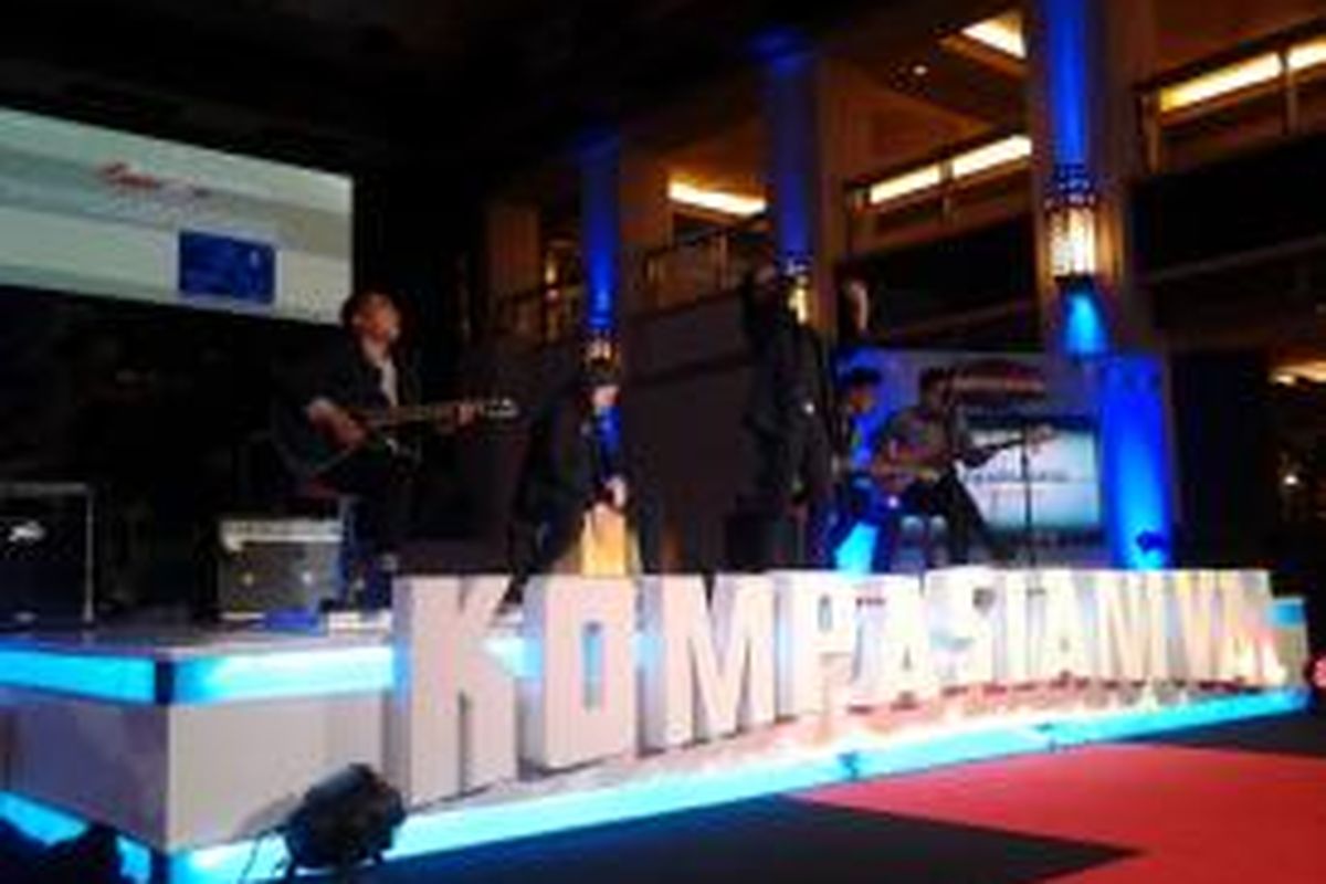 Performa Since MF Band saat membuka Kompasianival 2013 di Fountain Atrium Grand Indonesia Shopping Town 3A, Kamis (21/11/2013). Kompasianival merupakan ajang temu para pengguna internet yang dilaksanakan oleh situs blog Kompasiana.