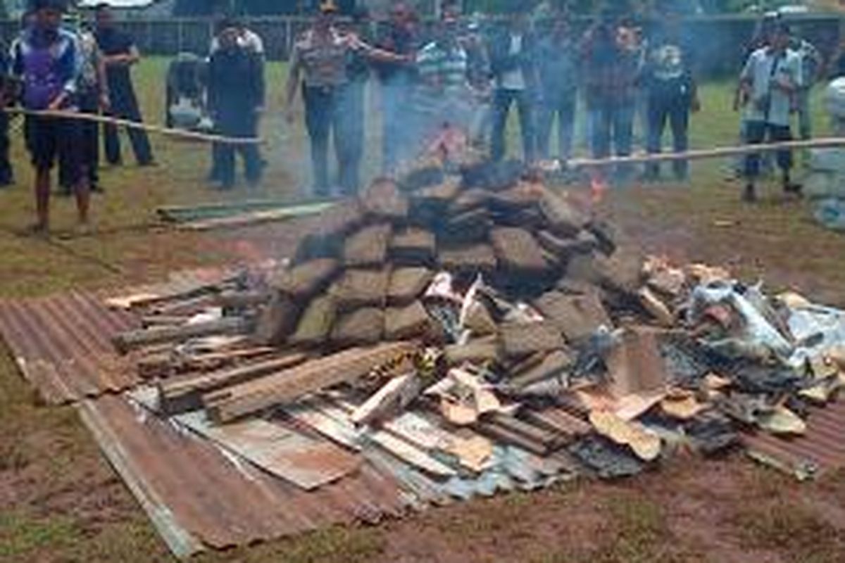 Sebanyak 3,3 ton ganja dibakar di lapangan Polsek Palmerah, Jakarta Barat, Rabu (11/3/2015)