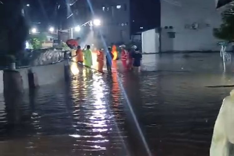 Terendam Banjir, Warga Tembalang Semarang Terpaksa Mengungsi ke Mushala