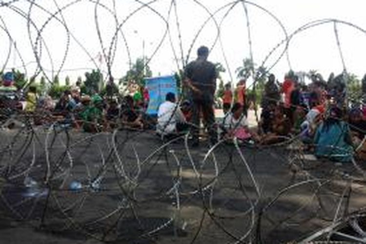 Ratusan nelayan terduduk lelah setelah menyampaikan penolakannya atas Permen KKP baru. Aksi penolakan berlangsung di depan Gedung DPRD Provinsi Lampung, Kompleks Pemerintahan Provinsi Lampung di Telukbetung, Bandarlampung
