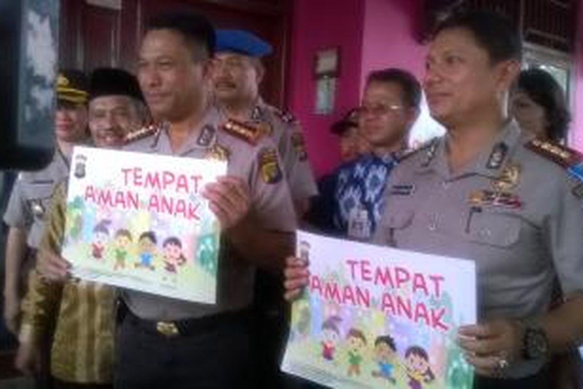 Stiker Rumah Aman Anak dipasang di rumah warga sekitar lokasi kejadian pencabulan 15 anak, Kamis (29/10/2015).